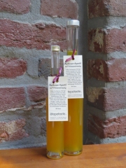 Aprikosen-Aperitif auf Wei�weinessig